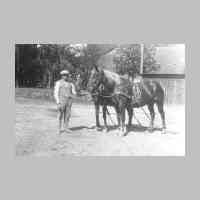 023-0019 Der Landarbeiter und Gaertner Bendig mit den Pferden Sara und Billa in Grauden..jpg